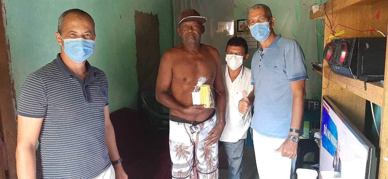 Camacã: Garis são homenageados em suas casas